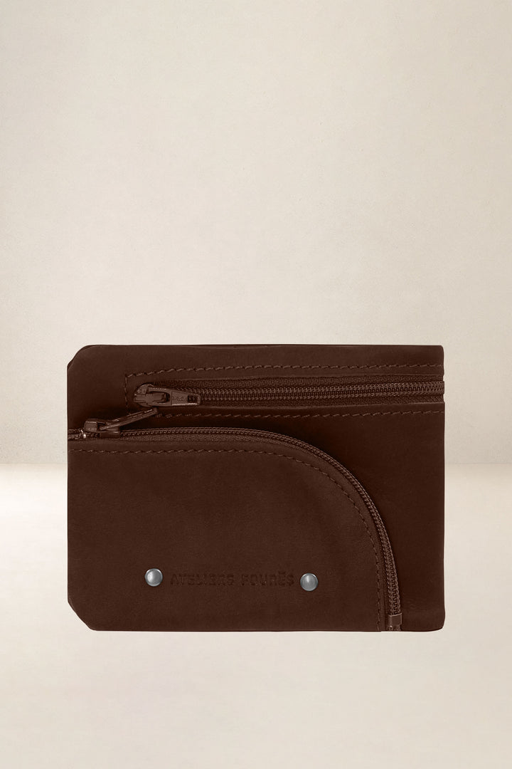 Portefeuille medium en cuir pleine fleur ULYSSE coloris cognac, vue d’ensemble – Ateliers Fourès