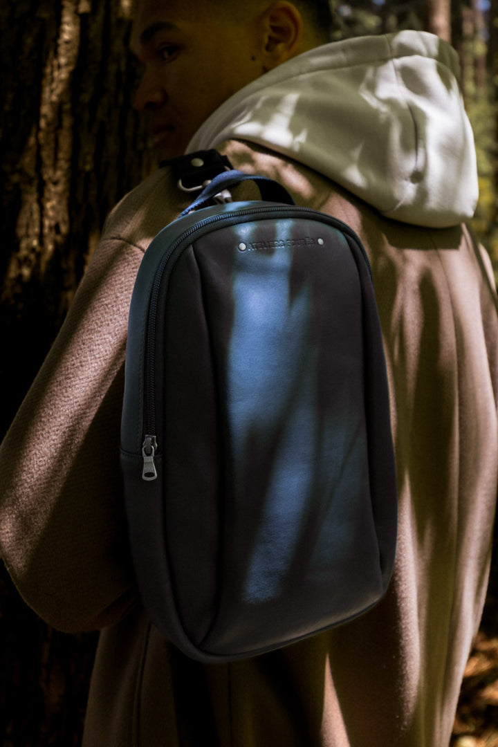 Holster en cuir pleine fleur OURANOS coloris marine, porté au dos n°1 – Ateliers Fourès