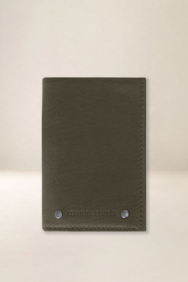 Portefeuille compact en cuir pleine fleur PÉGASE coloris bronze, vue d’ensemble – Ateliers Fourès