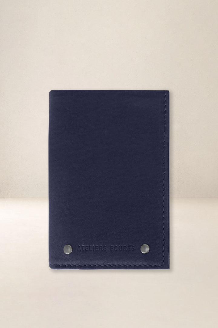 Portefeuille compact en cuir pleine fleur PÉGASE coloris marine, vue d’ensemble – Ateliers Fourès