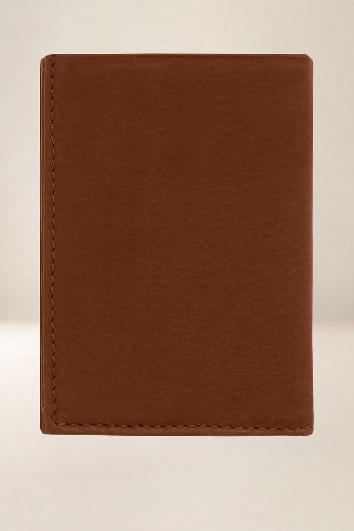 Portefeuille compact en cuir pleine fleur PÉGASE coloris fauve, vue de dos – Ateliers Fourès