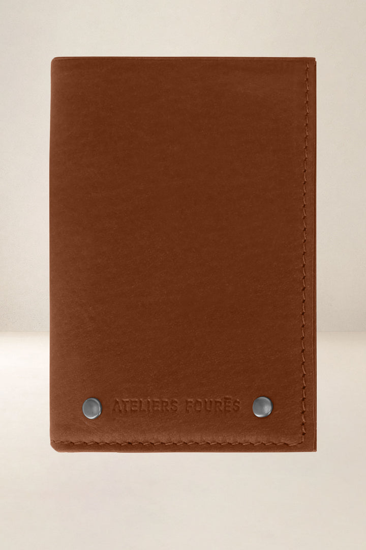 Portefeuille compact en cuir pleine fleur PÉGASE coloris fauve, vue de face – Ateliers Fourès