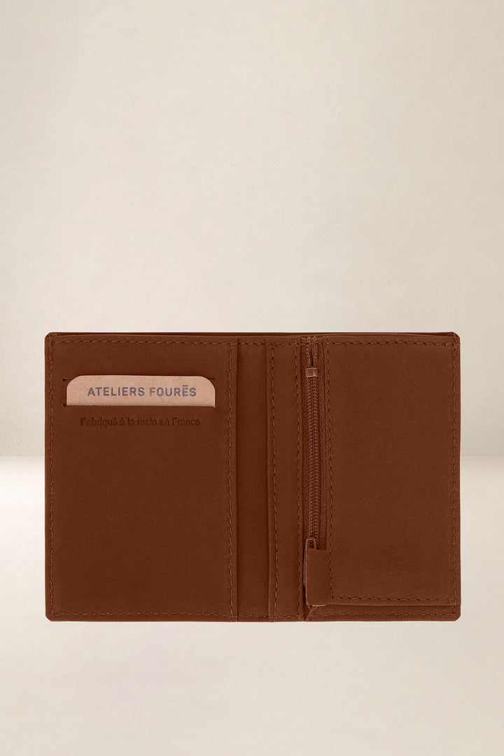 Portefeuille compact en cuir pleine fleur PÉGASE coloris fauve, vue intérieure n°1 – Ateliers Fourès