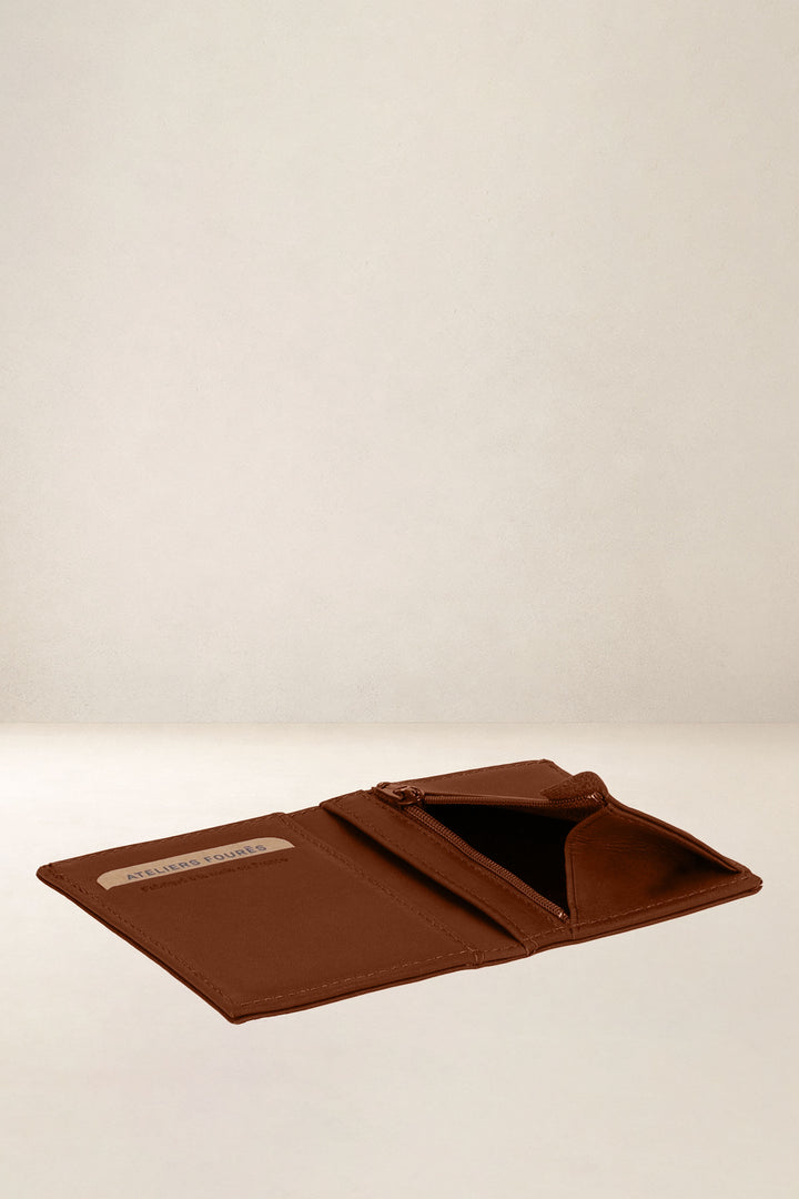 Portefeuille compact en cuir pleine fleur PÉGASE coloris fauve, vue intérieure n°2 – Ateliers Fourès