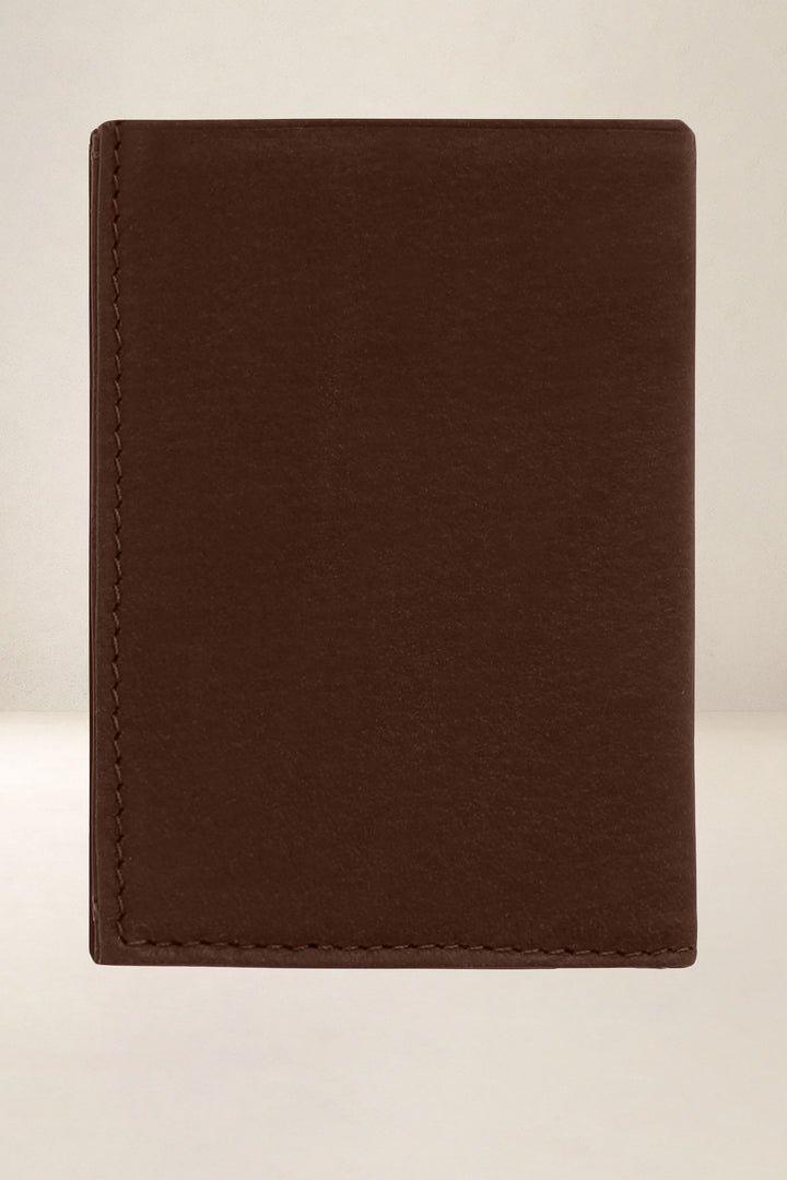 Portefeuille compact en cuir pleine fleur PÉGASE coloris cognac, vue de dos – Ateliers Fourès