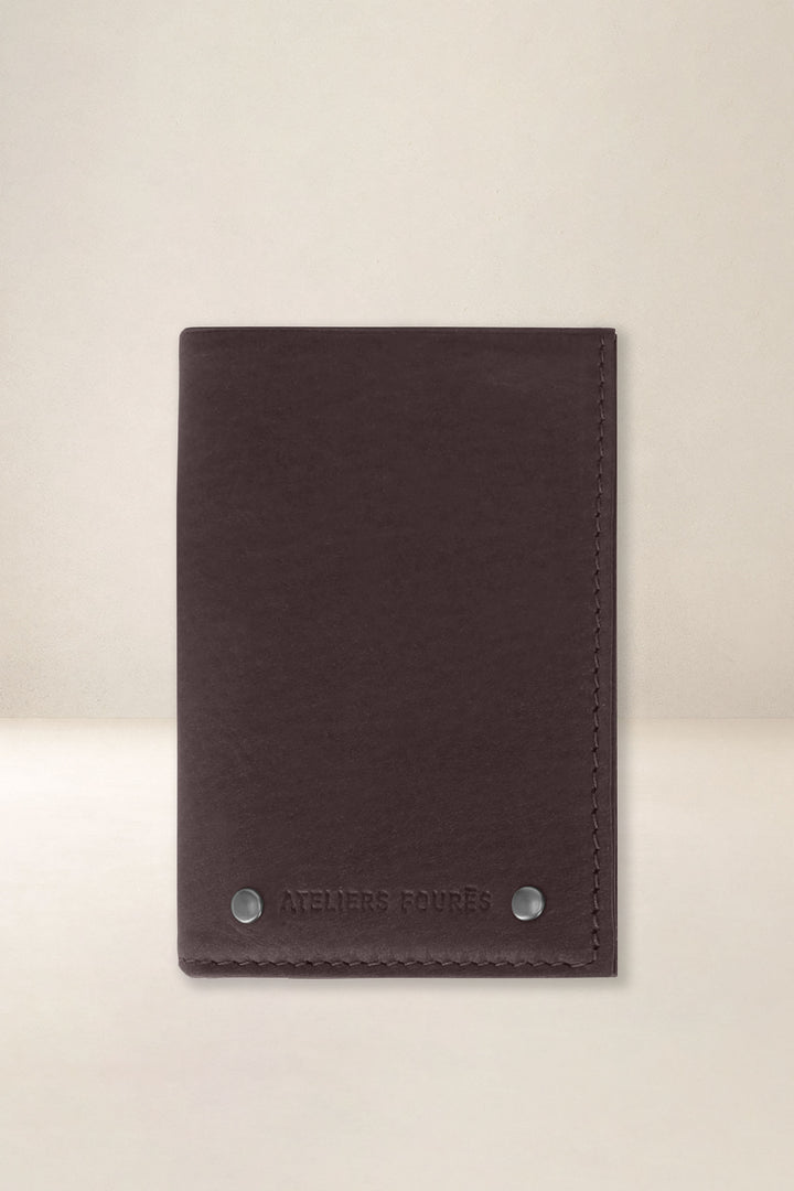 Portefeuille compact en cuir pleine fleur PÉGASE coloris mustang, vue d’ensemble – Ateliers Fourès