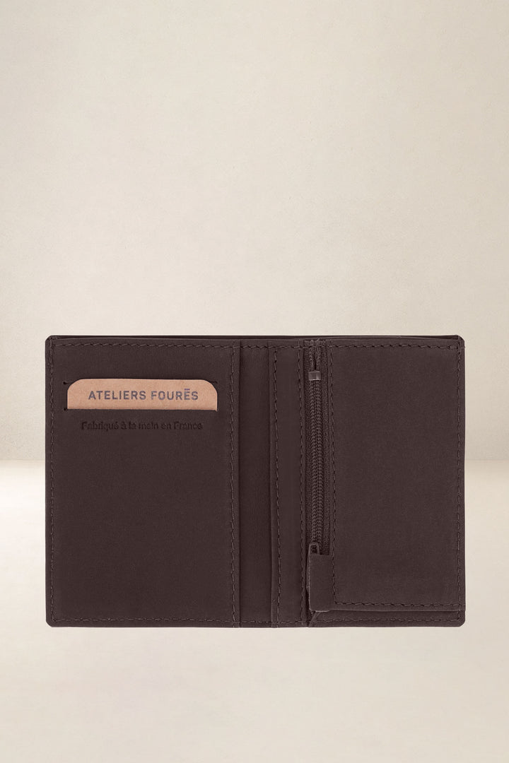 Portefeuille compact en cuir pleine fleur PÉGASE coloris mustang, vue intérieure n°1 – Ateliers Fourès