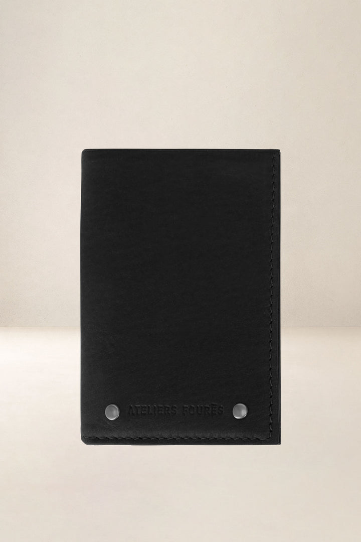 Portefeuille compact en cuir pleine fleur PÉGASE coloris noir, vue d’ensemble – Ateliers Fourès