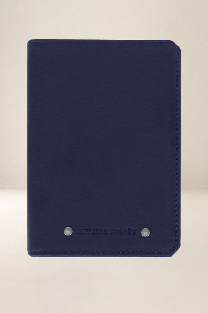 Portefeuille medium en cuir pleine fleur PHÉBUS coloris marine, vue d’ensemble – Ateliers Fourès
