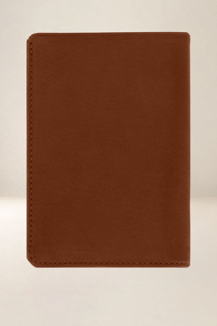 Portefeuille medium en cuir pleine fleur PHÉBUS coloris fauve, vue de dos – Ateliers Fourès