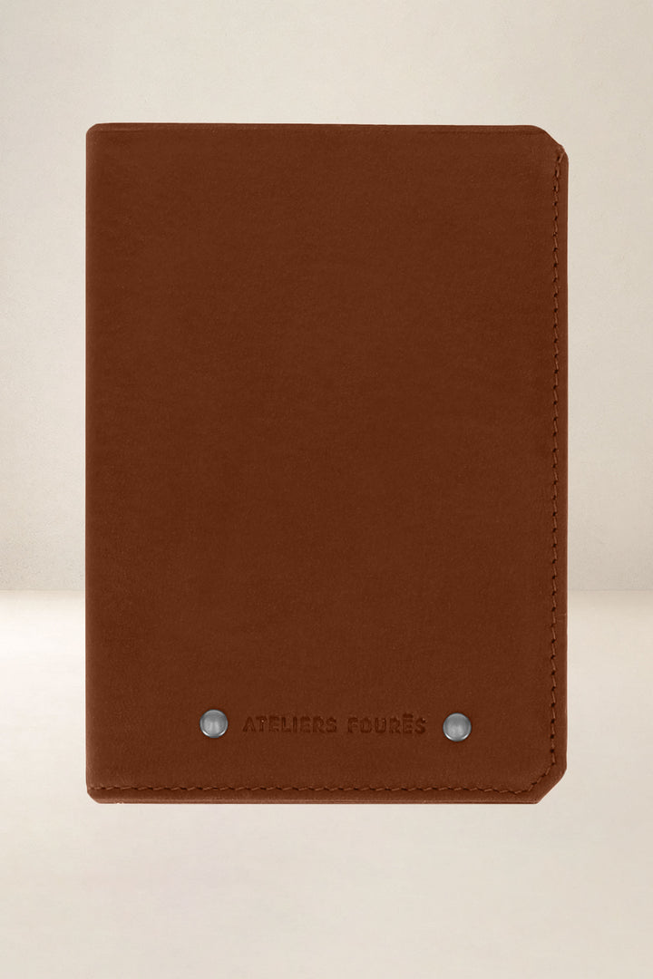 Portefeuille medium en cuir pleine fleur PHÉBUS coloris fauve, vue d’ensemble – Ateliers Fourès