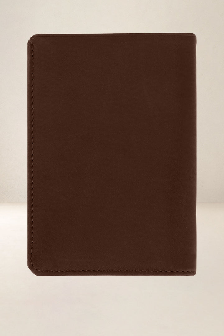 Portefeuille medium en cuir pleine fleur PHÉBUS coloris cognac, vue de dos – Ateliers Fourès
