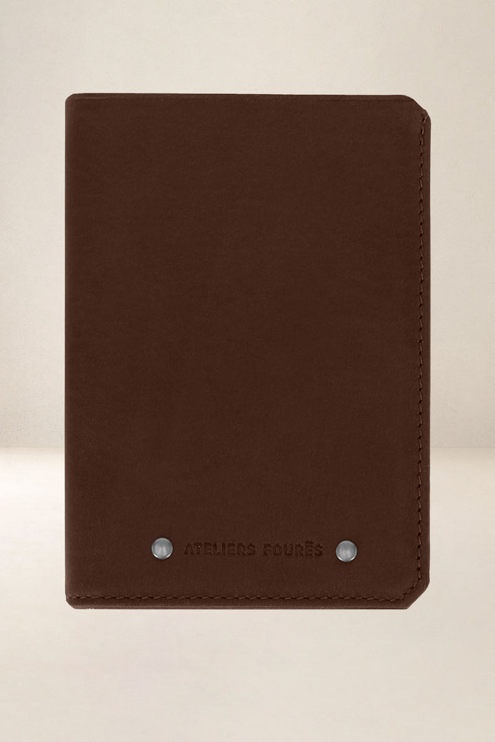 Portefeuille medium en cuir pleine fleur PHÉBUS coloris cognac, vue d’ensemble – Ateliers Fourès
