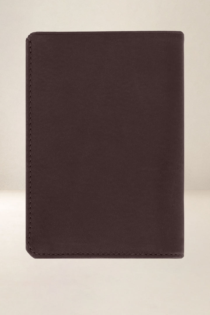 Portefeuille medium en cuir pleine fleur PHÉBUS coloris mustang, vue de dos – Ateliers Fourès