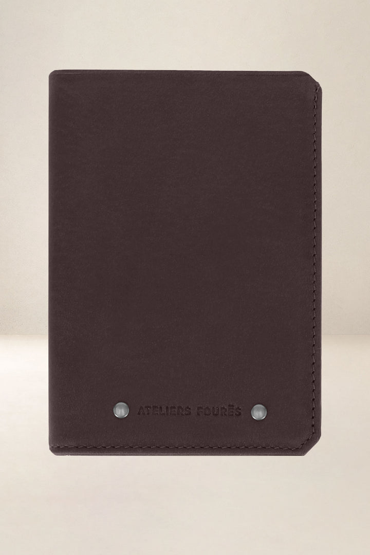 Portefeuille medium en cuir pleine fleur PHÉBUS coloris mustang, vue d’ensemble – Ateliers Fourès