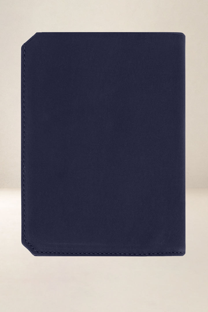 Grand portefeuille en cuir pleine fleur PROMÉTHÉE coloris marine, vue de dos – Ateliers Fourès