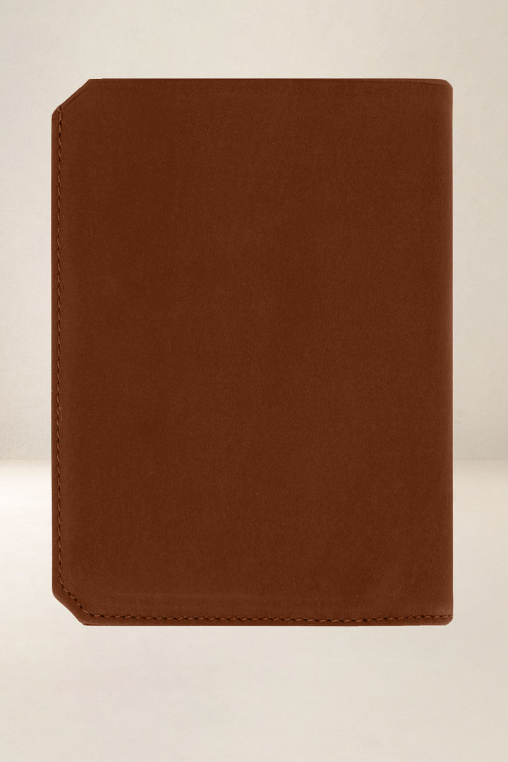 Grand portefeuille en cuir pleine fleur PROMÉTHÉE coloris fauve, vue de dos – Ateliers Fourès