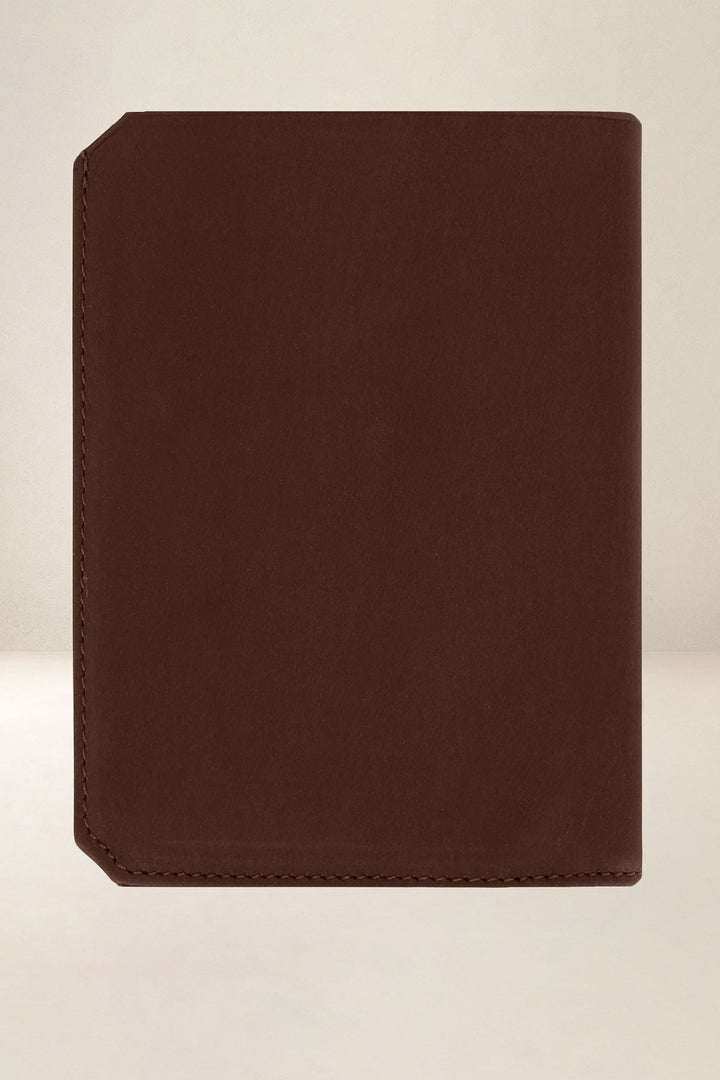 Grand portefeuille en cuir pleine fleur PROMÉTHÉE coloris cognac, vue de dos – Ateliers Fourès