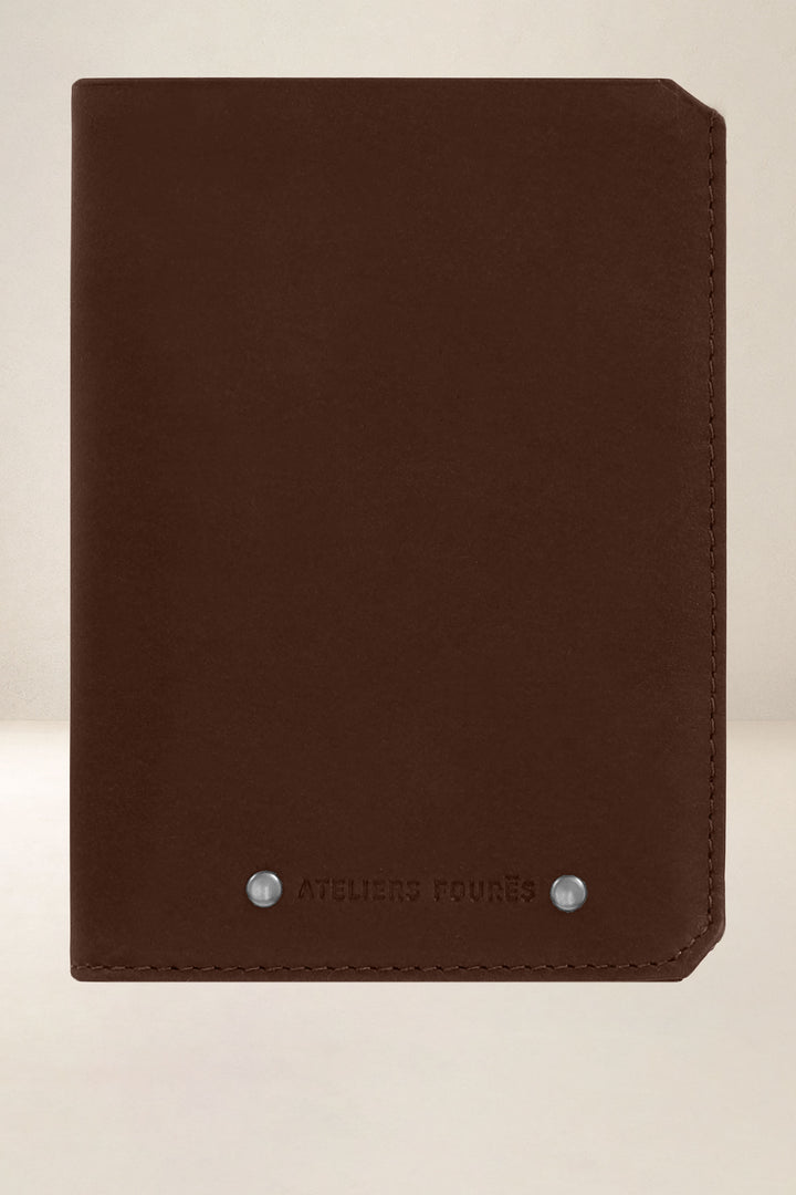 Grand portefeuille en cuir pleine fleur PROMÉTHÉE coloris cognac, vue d’ensemble – Ateliers Fourès