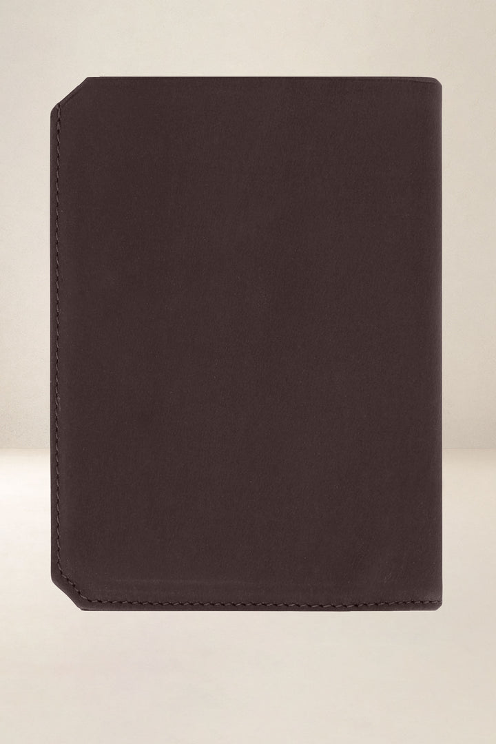 Grand portefeuille en cuir pleine fleur PROMÉTHÉE coloris mustang, vue de dos – Ateliers Fourès