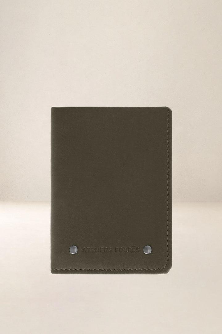 Portefeuille compact en cuir pleine fleur PÉGASE coloris bronze, vue d’ensemble – Ateliers Fourès
