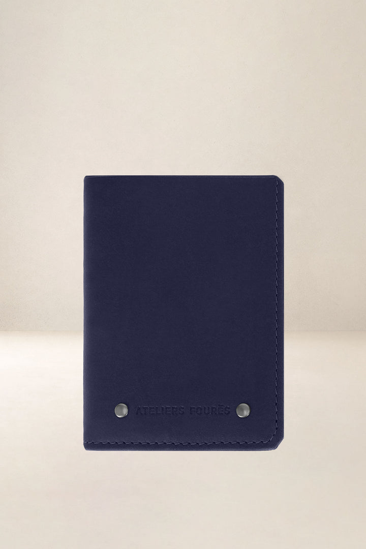 Portefeuille compact en cuir pleine fleur PÉGASE coloris marine, vue d’ensemble – Ateliers Fourès
