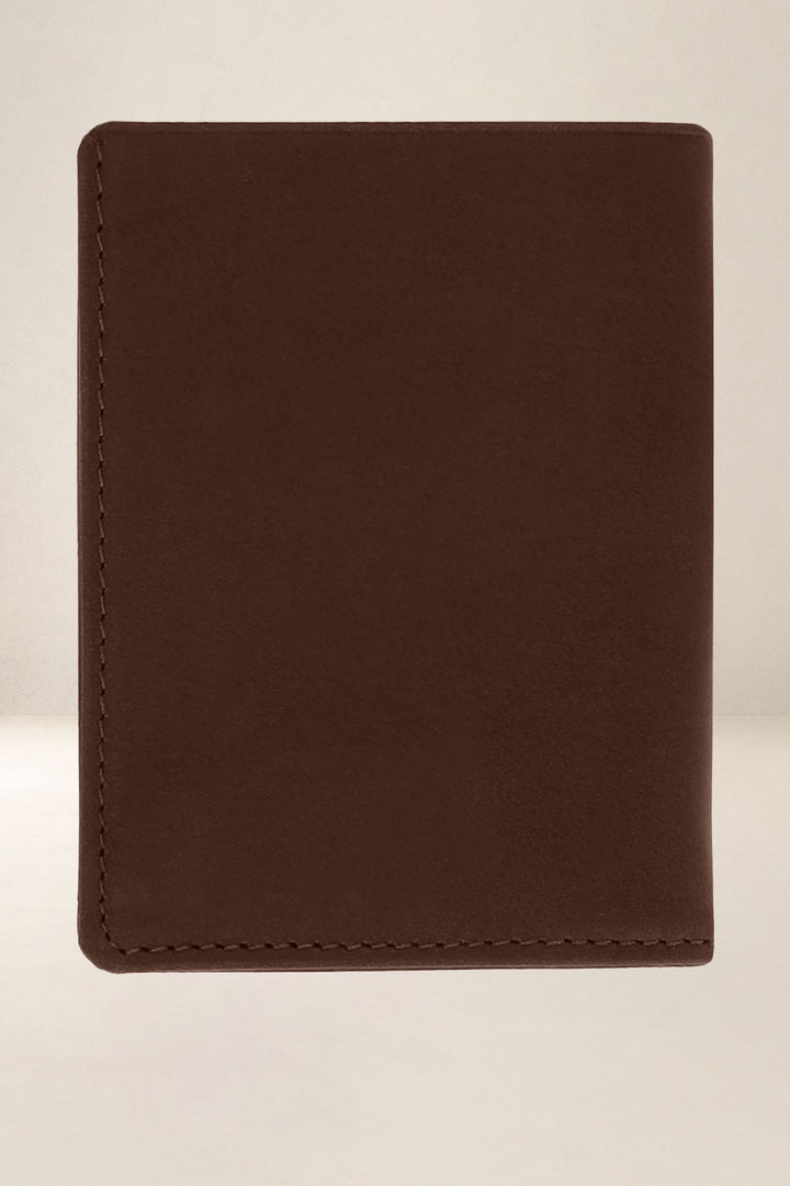 Portefeuille compact en cuir pleine fleur PÉGASE coloris cognac, vue de dos – Ateliers Fourès