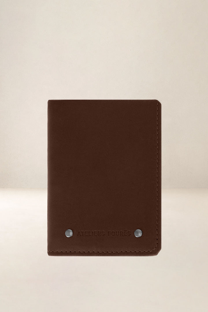 Portefeuille compact en cuir pleine fleur PÉGASE coloris cognac, vue d’ensemble – Ateliers Fourès