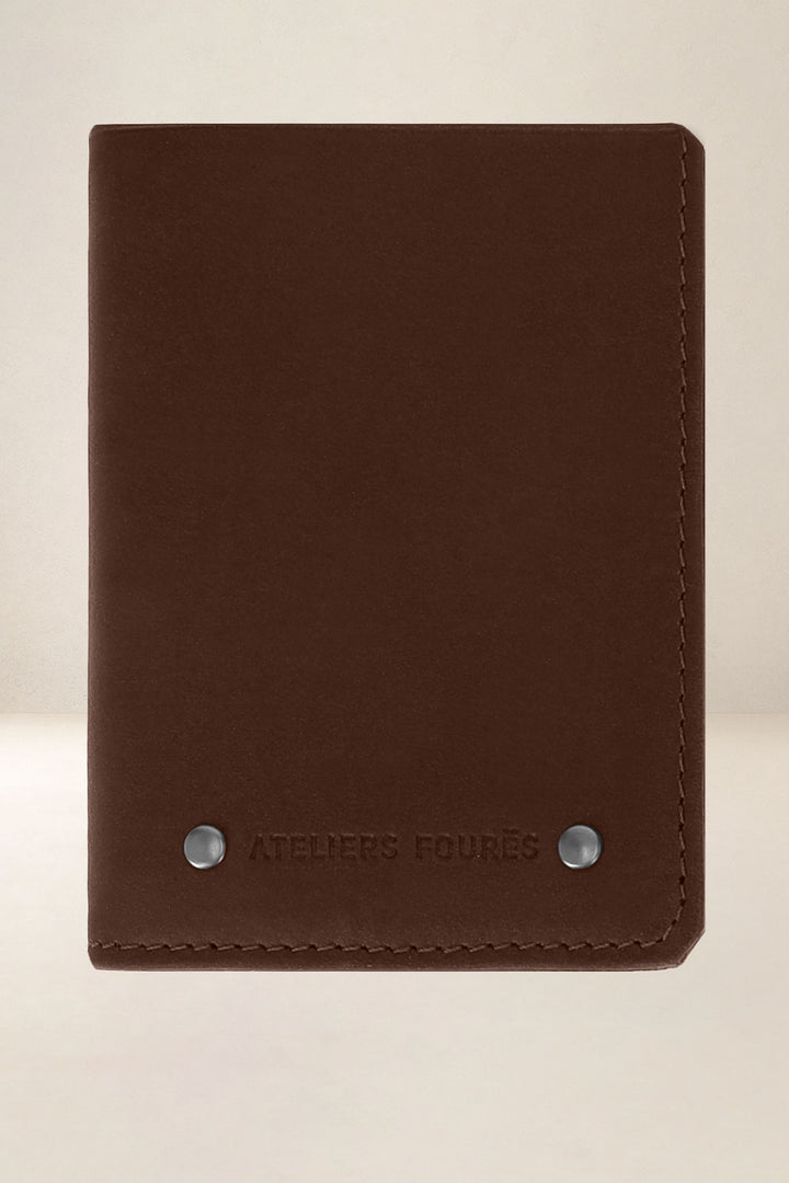 Portefeuille compact en cuir pleine fleur PÉGASE coloris cognac, vue de face – Ateliers Fourès