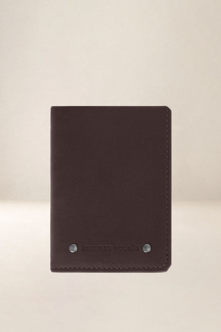 Portefeuille compact en cuir pleine fleur PÉGASE coloris mustang, vue d’ensemble – Ateliers Fourès