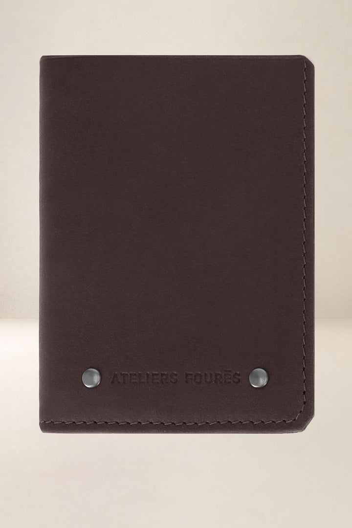 Portefeuille compact en cuir pleine fleur PÉGASE coloris mustang, vue de face – Ateliers Fourès