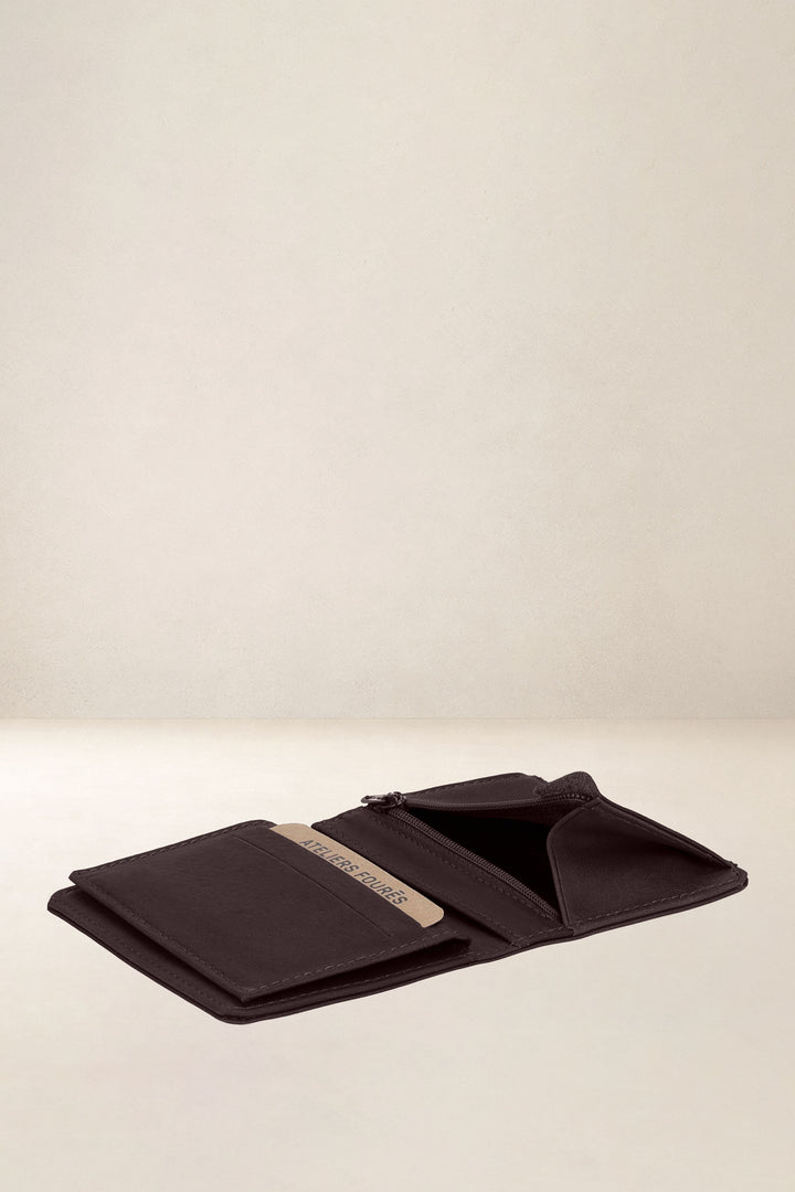 Portefeuille compact en cuir pleine fleur PÉGASE coloris mustang, vue intérieure n°4 – Ateliers Fourès