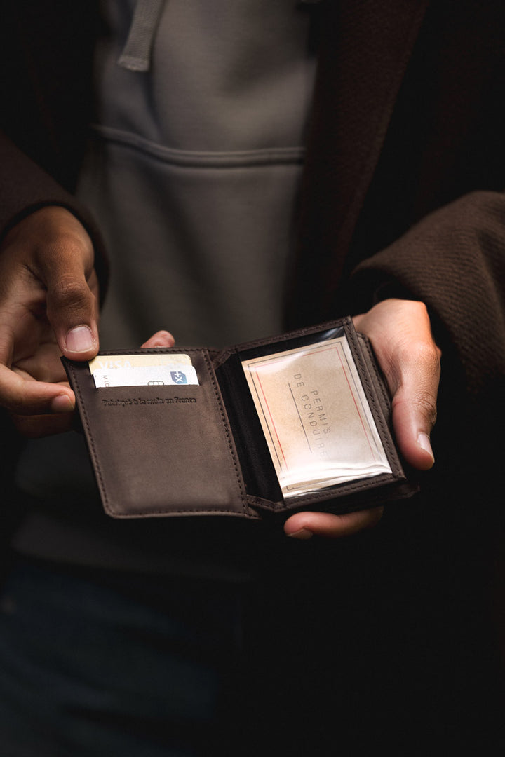 Portefeuille compact en cuir pleine fleur PÉGASE coloris mustang, tenu en main n°2 – Ateliers Fourès