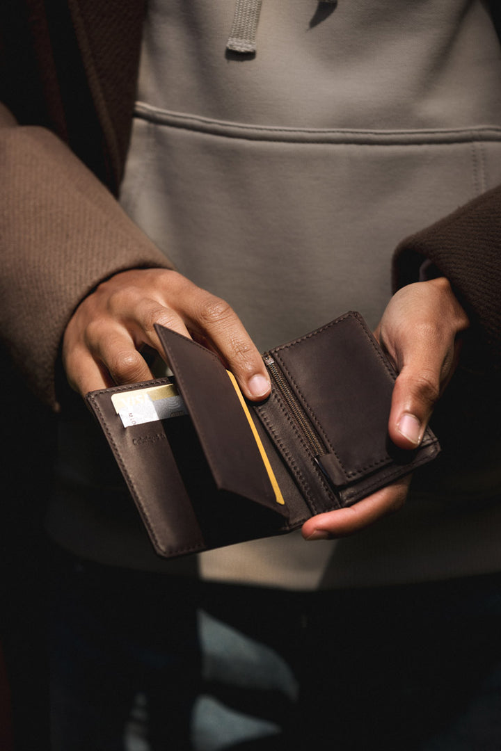 Portefeuille compact en cuir pleine fleur PÉGASE coloris mustang, tenu en main n°3 – Ateliers Fourès