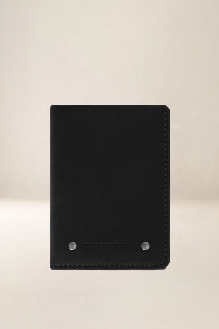 Portefeuille compact en cuir pleine fleur PÉGASE coloris noir, vue d’ensemble – Ateliers Fourès