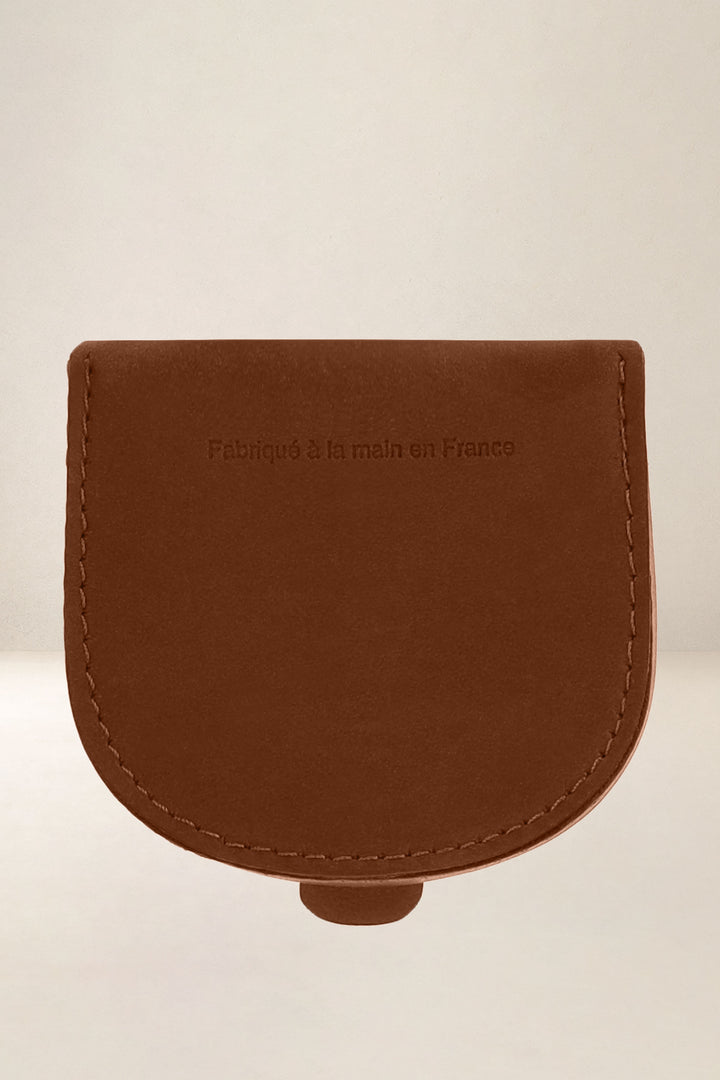 Porte-monnaie en cuir pleine fleur ÉLÉOS coloris fauve, vue de dos – Ateliers Fourès