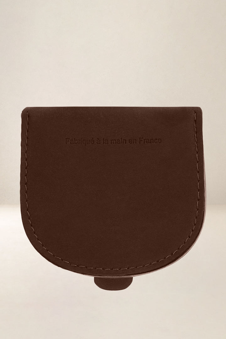 Porte-monnaie en cuir pleine fleur ÉLÉOS coloris cognac, vue de dos – Ateliers Fourès