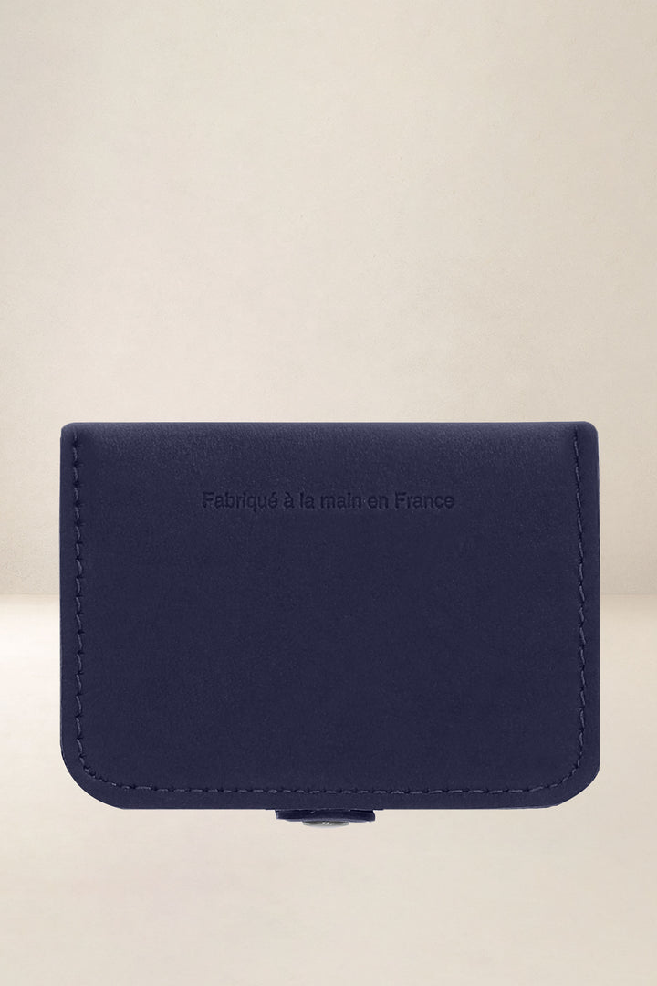 Porte-cartes en cuir pleine fleur ÉLÉOS coloris marine, vue de dos – Ateliers Fourès