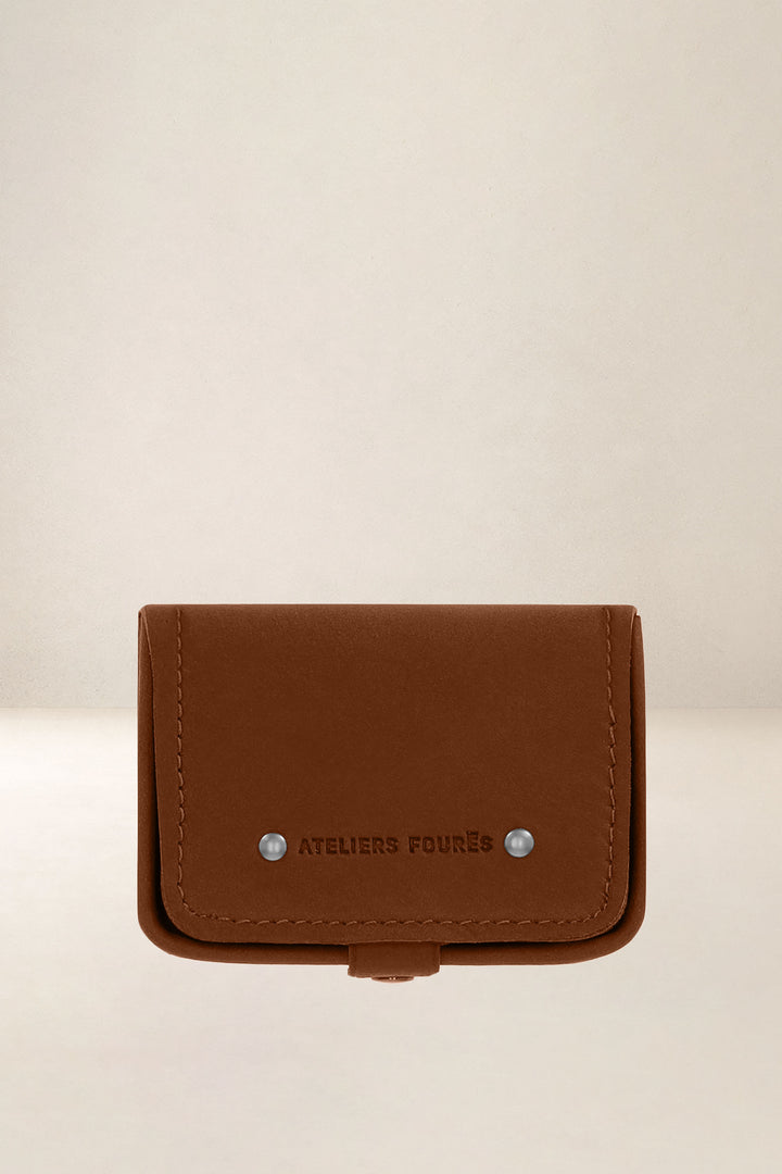 Porte-cartes en cuir pleine fleur ÉLÉOS coloris fauve, vue d’ensemble – Ateliers Fourès