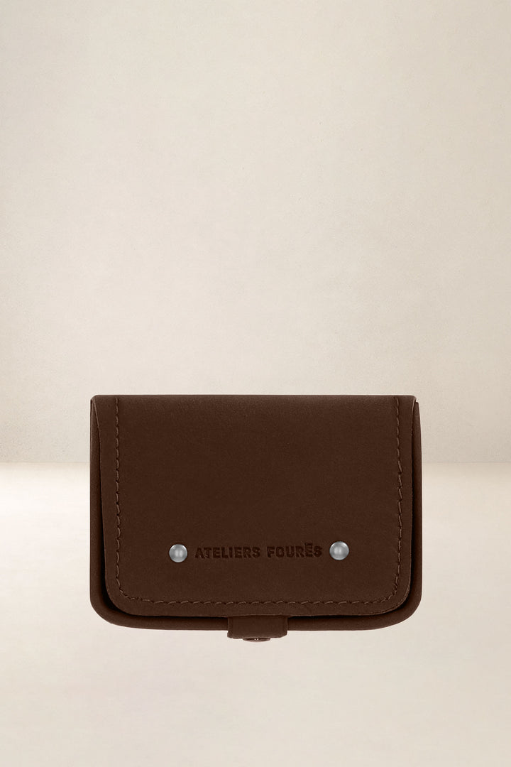 Porte-cartes en cuir pleine fleur ÉLÉOS coloris cognac, vue d’ensemble – Ateliers Fourès