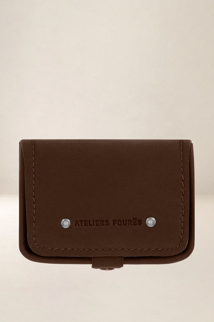 Porte-cartes en cuir pleine fleur ÉLÉOS coloris cognac, vue de face – Ateliers Fourès