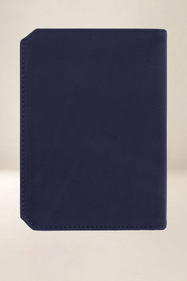 Grand portefeuille en cuir pleine fleur PROMÉTHÉE coloris marine, vue de dos – Ateliers Fourès
