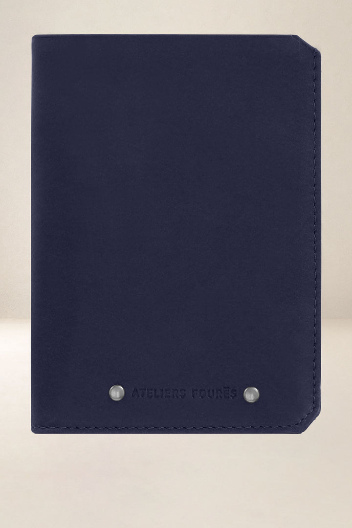 Grand portefeuille en cuir pleine fleur PROMÉTHÉE coloris marine, vue d’ensemble – Ateliers Fourès