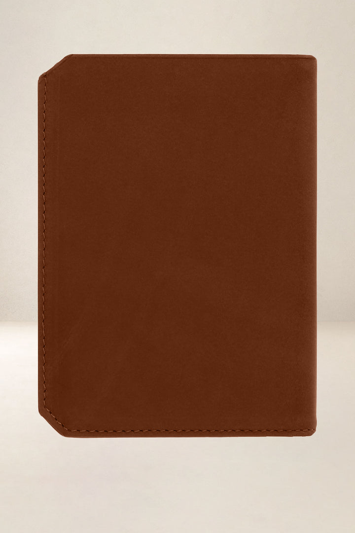 Grand portefeuille en cuir pleine fleur PROMÉTHÉE coloris fauve, vue de dos – Ateliers Fourès