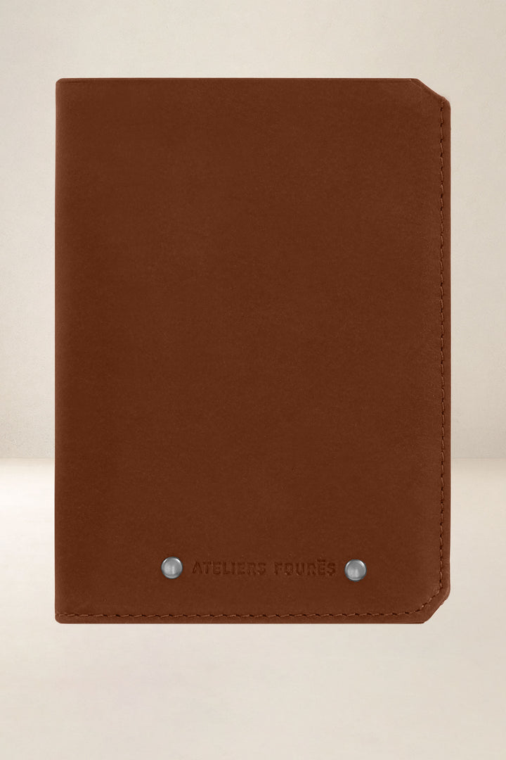 Grand portefeuille en cuir pleine fleur PROMÉTHÉE coloris fauve, vue de face – Ateliers Fourès