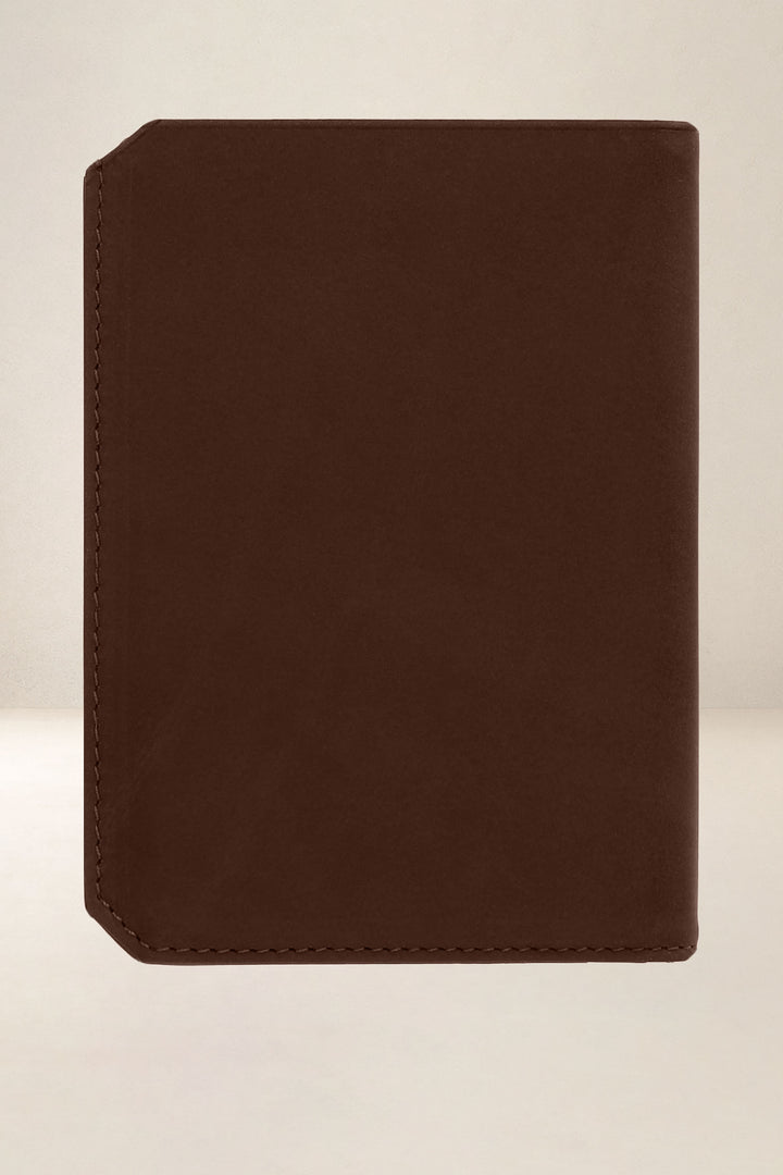 Grand portefeuille en cuir pleine fleur PROMÉTHÉE coloris cognac, vue de dos – Ateliers Fourès