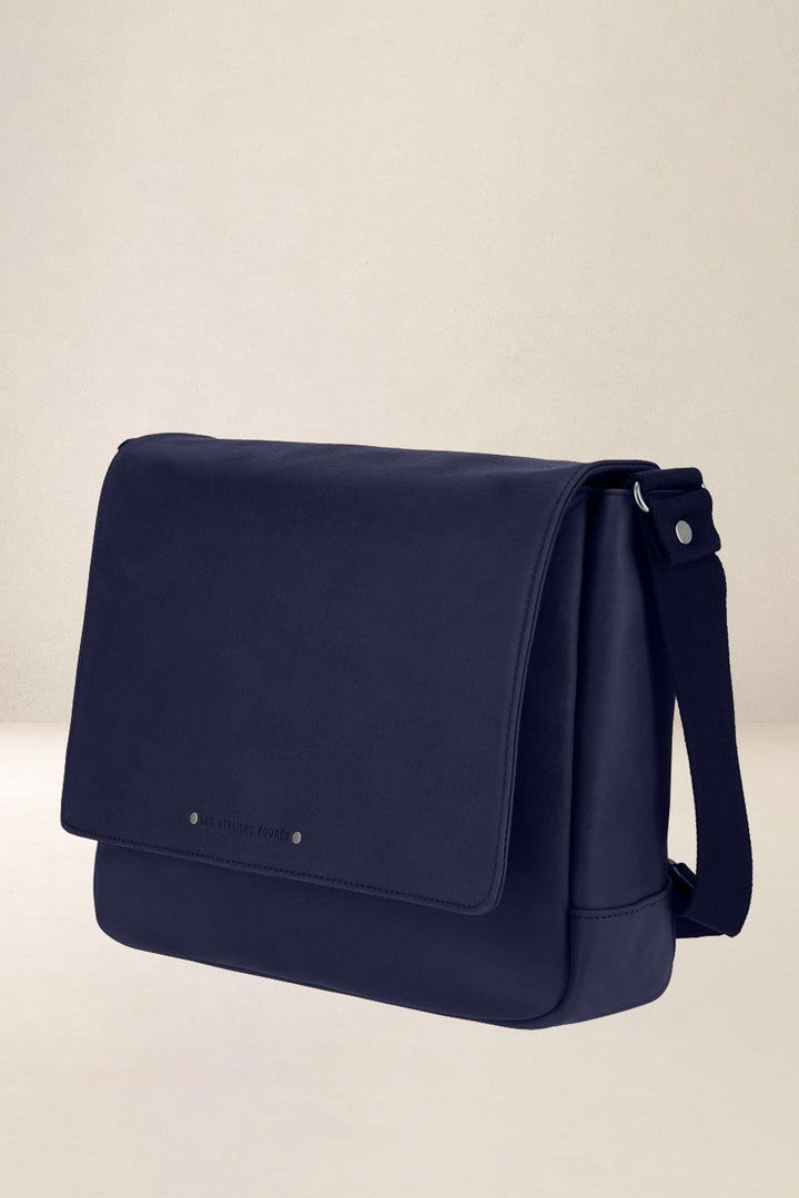 Sac de travail en cuir pleine fleur PAN coloris marine, vue de profil – Ateliers Fourès