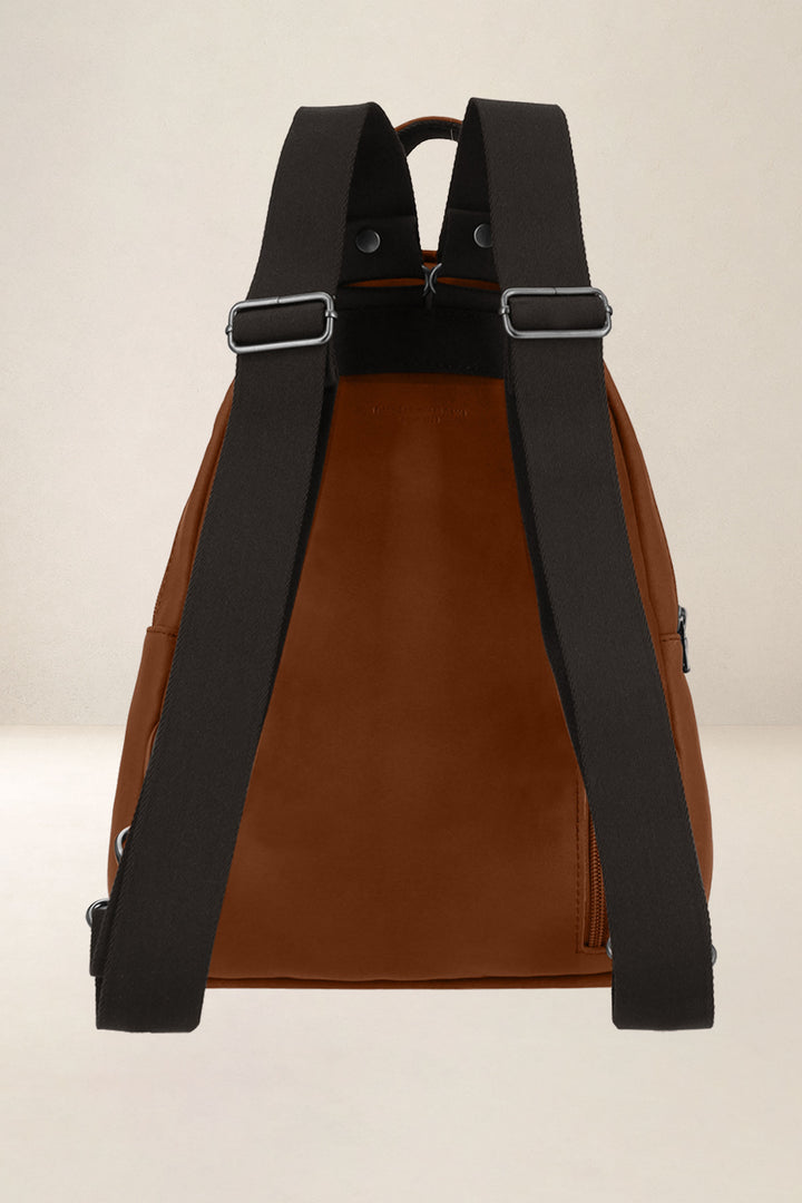 Sac à dos en cuir pleine fleur EOLE coloris fauve, vue de dos – Ateliers Fourès