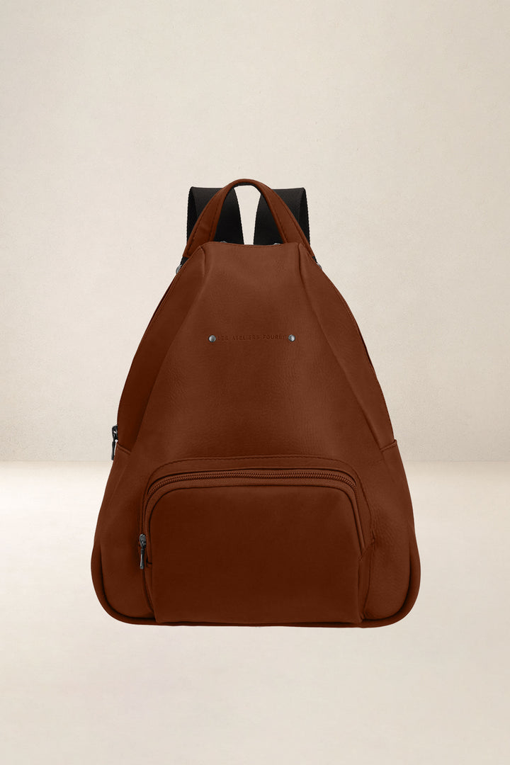Sac à dos en cuir pleine fleur EOLE coloris fauve, vue d’ensemble – Ateliers Fourès