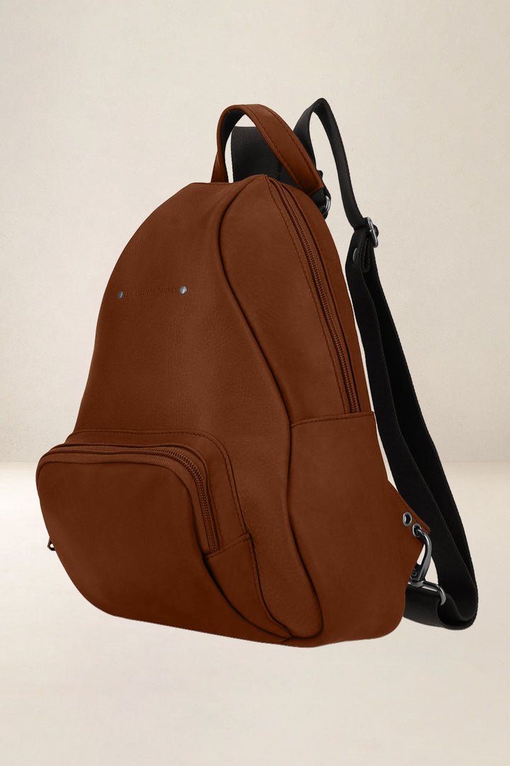 Sac à dos en cuir pleine fleur EOLE coloris fauve, vue de profil n°1 – Ateliers Fourès